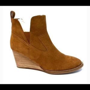 Blondo wedge waterproof bootie in suede camel
